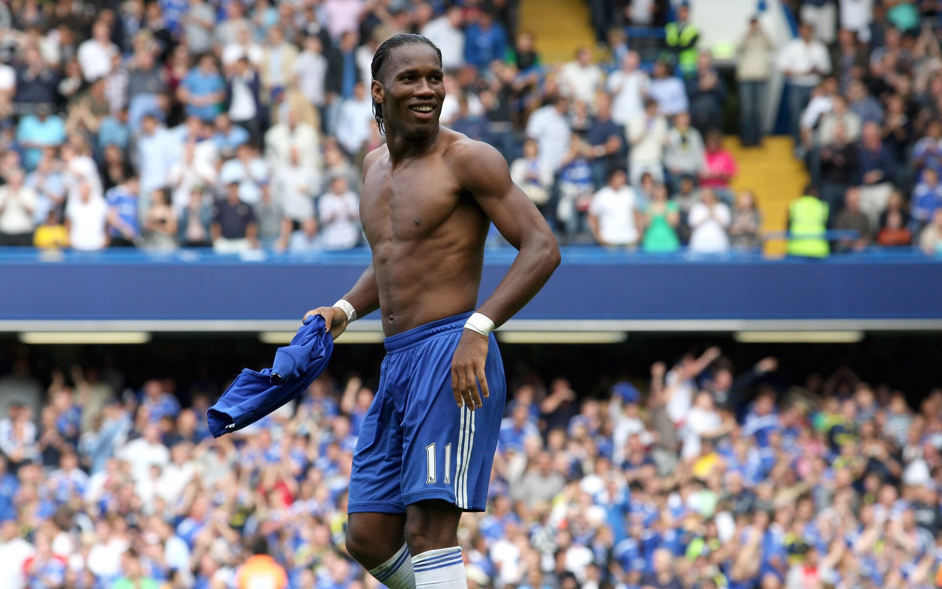 “技术革新首登阵：AI越位与裁判耳机摄像头试用”